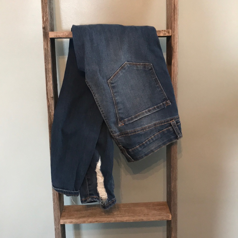 Distressed skinny jeans